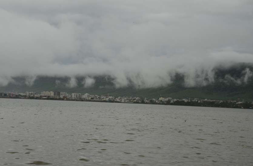 clouds and rain drops Weather report: नहीं टूटी बादलों की चुप्पी, मौसम रहा सामान्य