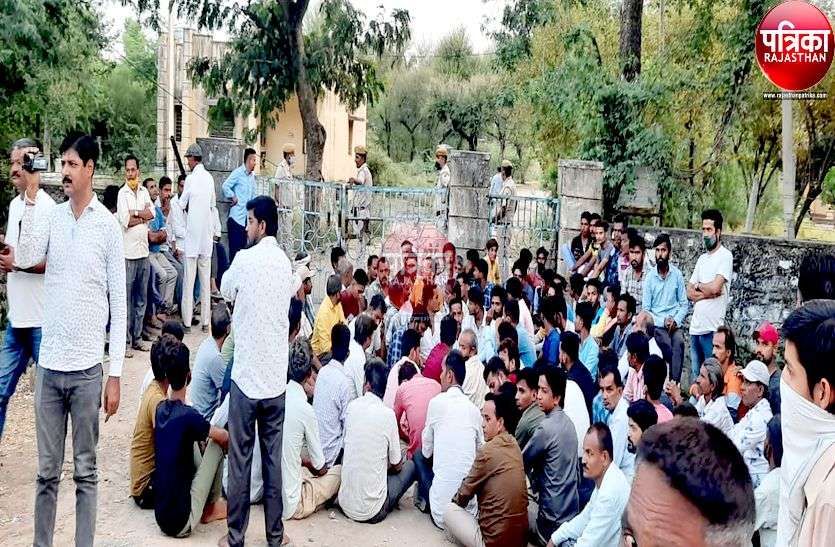 बिजली पोल पर काम करते एफआरटी के कार्मिक की करंट लगने से मौत, ग्रामीणों ने किया प्रदर्शन बिजली पोल पर काम करते एफआरटी के कार्मिक की करंट लगने से मौत, ग्रामीणों ने किया प्रदर्शन
