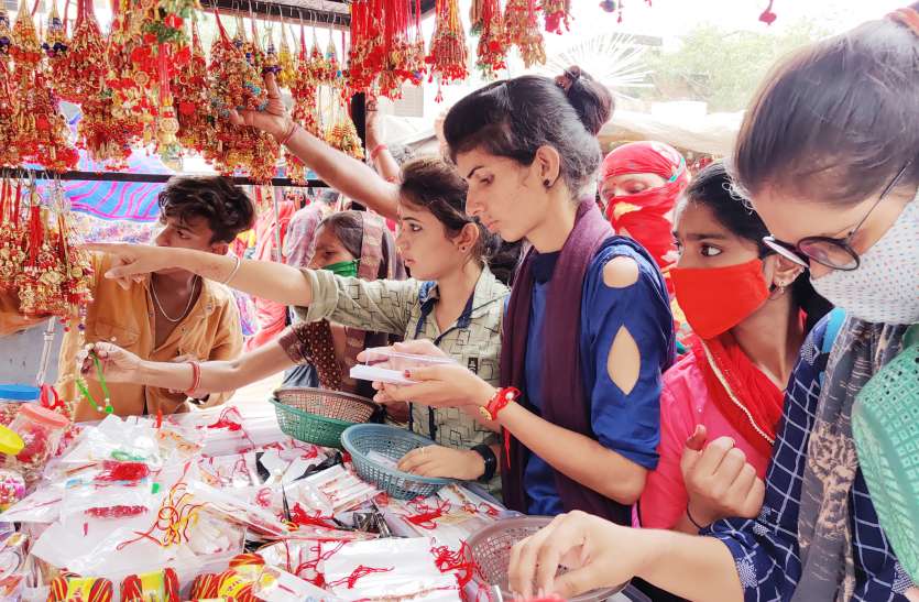 राखियों की खरीदारी करते युवतियां त्योहार पर दिखा कोरोना और महंगाई का असर