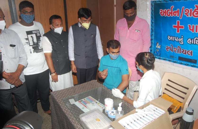 Gujarat: गुजरात के चार शहरों में कोरोना के 13 नए मामले, कुल 15, एक मौत Gujarat: गुजरात के चार शहरों में कोरोना के 13 नए मामले, कुल 15, एक मौत