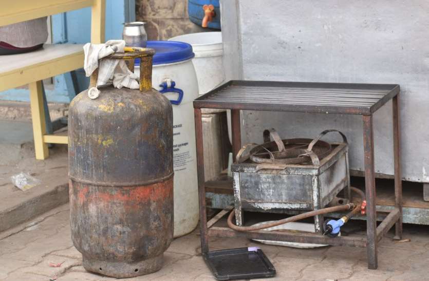 Commercial cylinders are being filled with domestic gas cylinders in the city बिना रिफिल करवाए हो रहा कमर्शियल सिलेंडर का उपयोग