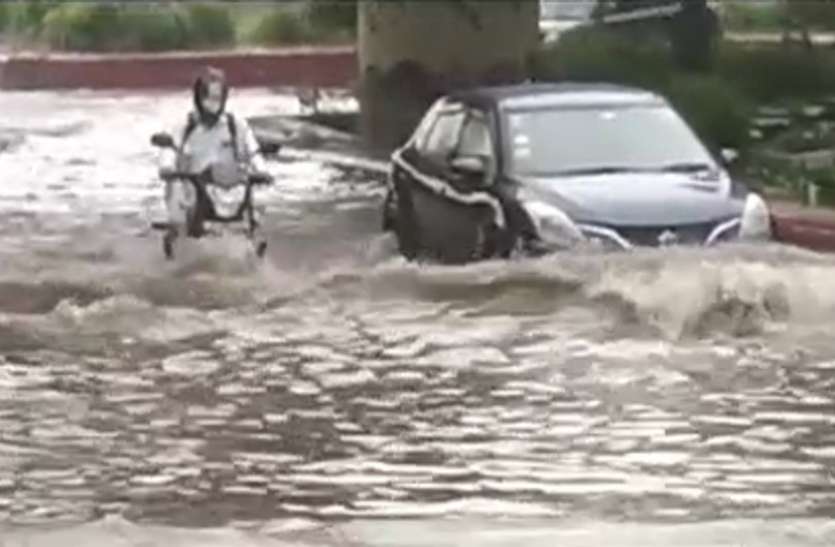 noida.jpg मूसलाधार बारिश से हाईटेक सिटी नोएडा पानी-पानी, अगले 24 घंटे जारी रहेगा बारिश का दौर