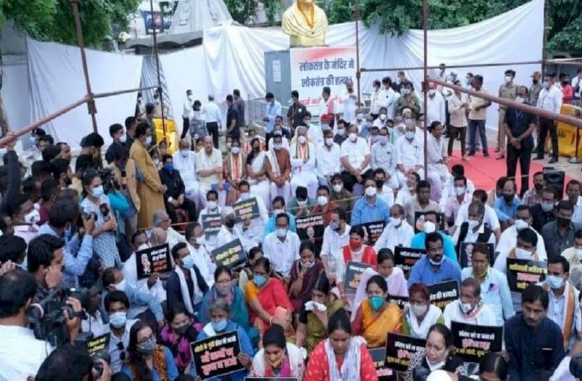 एनएसयूआई कार्यकरर्ताओं का विरोध प्रदर्शन, मंत्री को दिखाया काला झंडा NSUI कार्यकर्ताओं ने MP के ऊर्जा मंत्री को काला झंडा दिखाया, लगाए वापस जाओ के नारे