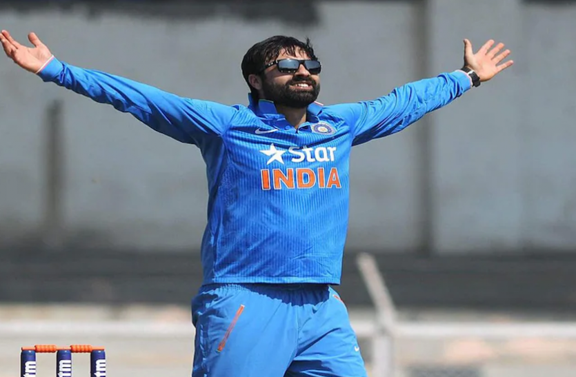 parvez rasool क्रिकेटर परवेज रसूल पर पिच रोलर चोरी करने का आरोप, क्रिकेटर बोले-कोई टेनिस बॉल नहीं जो जेब में रख लूं...