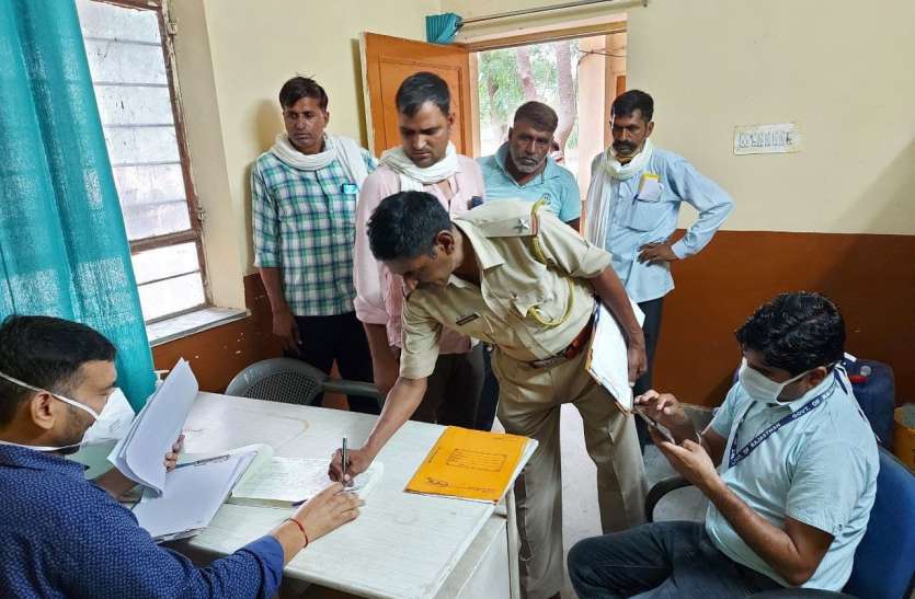 टेम्पो में शव मिलने से हड़कम्प टेम्पो में शव मिलने से हड़कम्प