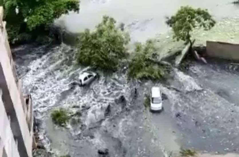 rain_3.jpg गाजियाबाद में दीवार तोड़कर सोसाइटी में घुसा पानी, खिलौनों की तरह बह गई कारें