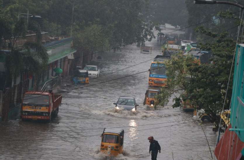 rain Lashes chennai झमाझम बारिश से बदहाल हुआ चेन्नई, तालाब में तब्दील हुई सडक़ें