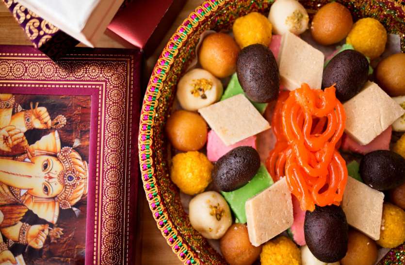 Instead of Sweets Feed These Things on Rakshabandhan To Your Brother इस रक्षाबंधन परंपरागत मिठाई की जगह ट्राई करें कुछ अलग, इन चीजों से कराएं भाई का मुंह मीठा