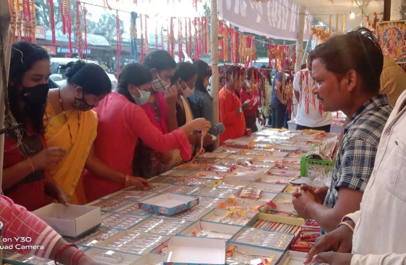 Raksha Bandhan in Ambikapur Raksha Bandhan 2021: राखियां खरीदने बहनों की उमड़ी भीड़, इस रक्षाबंधन बाजार पर कोरोना का नहीं दिख रहा असर