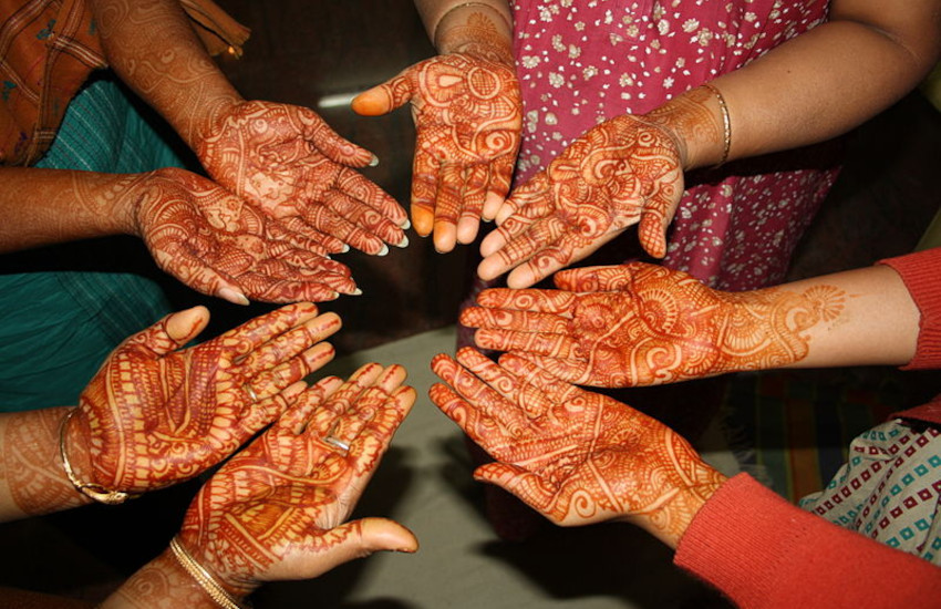 रक्षाबंधन स्पेशल आसान मेहंदी डिजाइन// Rakhi special Mehndi design  #rakshabandhan #rakshabandhanspecial #rakshabandhan2022 #mehndi  #rekhamehndi #newmehndi #bridalmehndi #hennadesigns #heena | रक्षाबंधन ...