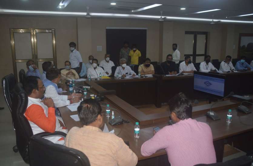 Energy Minister Pradyuman Singh Tomar said, form complaints, otherwise accountability will be fixed ऊर्जा मंत्री प्रद्युमन सिंह तोमर बोले शिकायतों का निराकरण फौरन नहीं तो तय होगी जवाबदेही