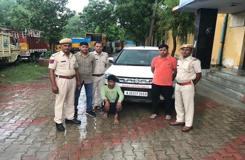 अलवर से चोरी कार नाकाबंदी में पकड़ी, आरोपी से हथियार बरामद अलवर से चोरी कार नाकाबंदी में पकड़ी, आरोपी से हथियार बरामद