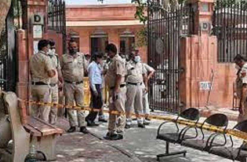 सुप्रीम कोर्ट के बाहर आत्मदाह का प्रयास सुप्रीम कोर्ट के बाहर आत्मदाह करने वाले युवक ने तोड़ा दम, युवती की हालत भी गंभीर