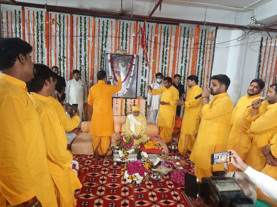 नरेशपुरी मेहंदीपुर बालाजी मंदिर के महंत, ओढ़ाई चादर