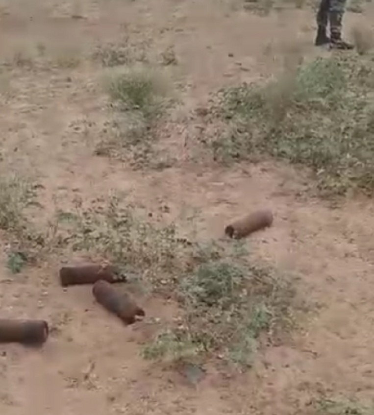 Video: खेत में मिले दो दर्जन बम, क्षेत्र में सनसनी