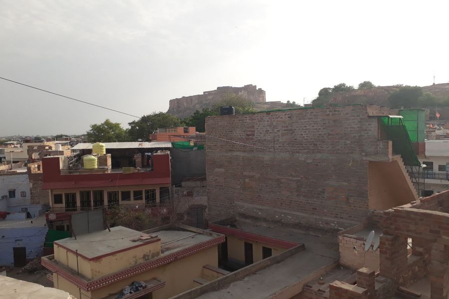 जोधपुर के प्रमुख पर्यटन स्थल पहुंचने के मार्ग पर भवनों की बढ़ती रहीं मंजिलें तो पर्यटकों को नजर नहीं आएगा किला