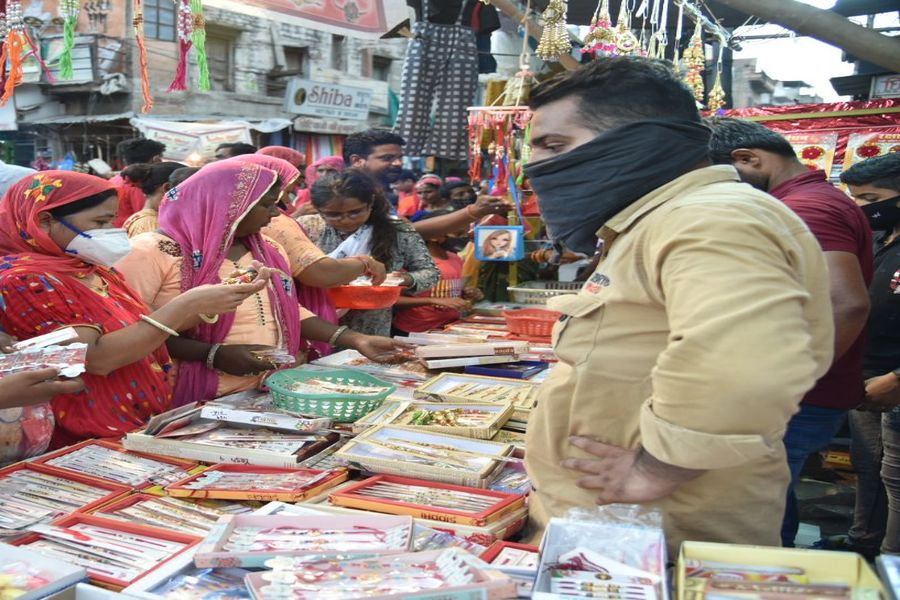 आज पूरे दिन सजेगी भाइयों की कलाइयां