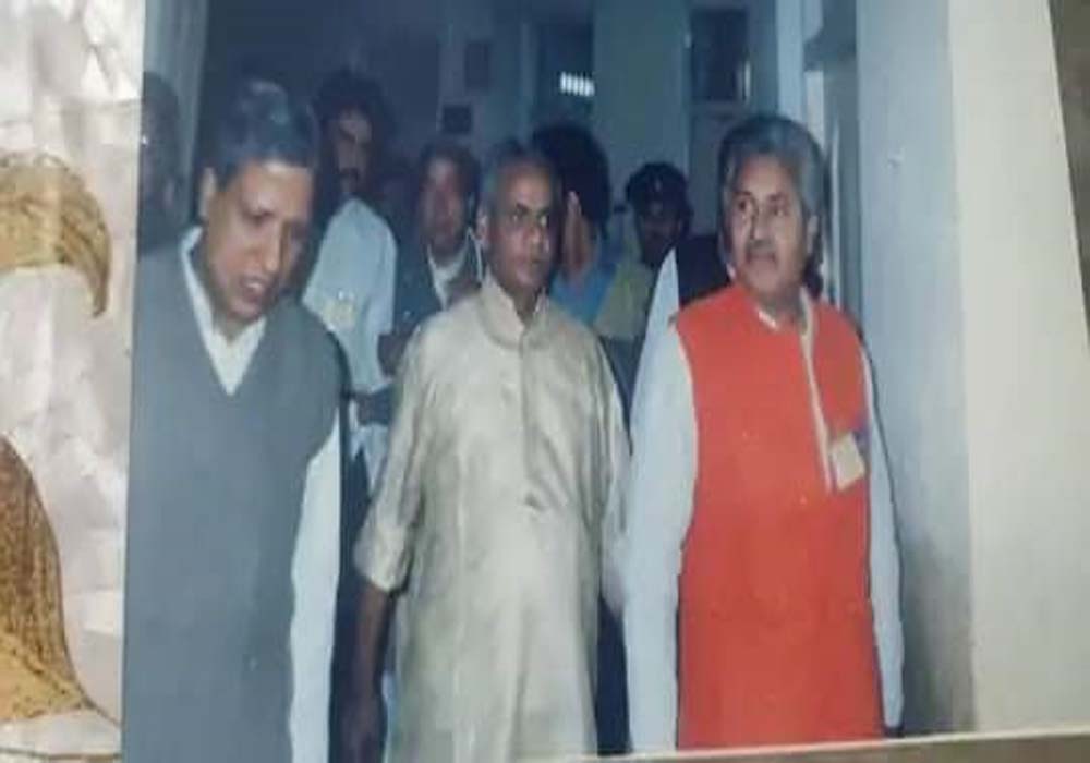 आजमगढ़ की प्रथम यात्रा के दौरान गीता इंटर कालेज में पूर्व मुख्यमंत्री कल्याण सिंह व अन्य(फाइल फोटो)