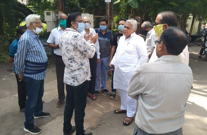 शहर में मचा पानी के लिए हाहाकार तो विधायक ने बीच सड़क लगा दी निगम अफसरों की क्लास, पूछा अब लोग पानी भी न पीएं क्या ?