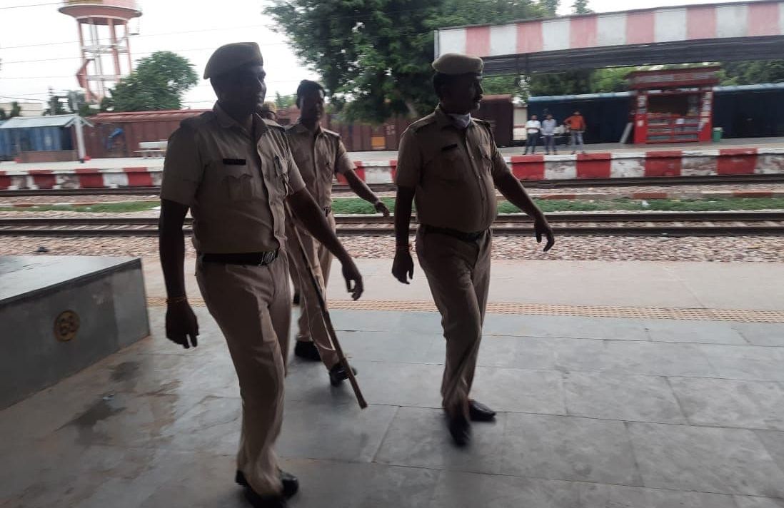 Bomb alert at station, chaos ensued