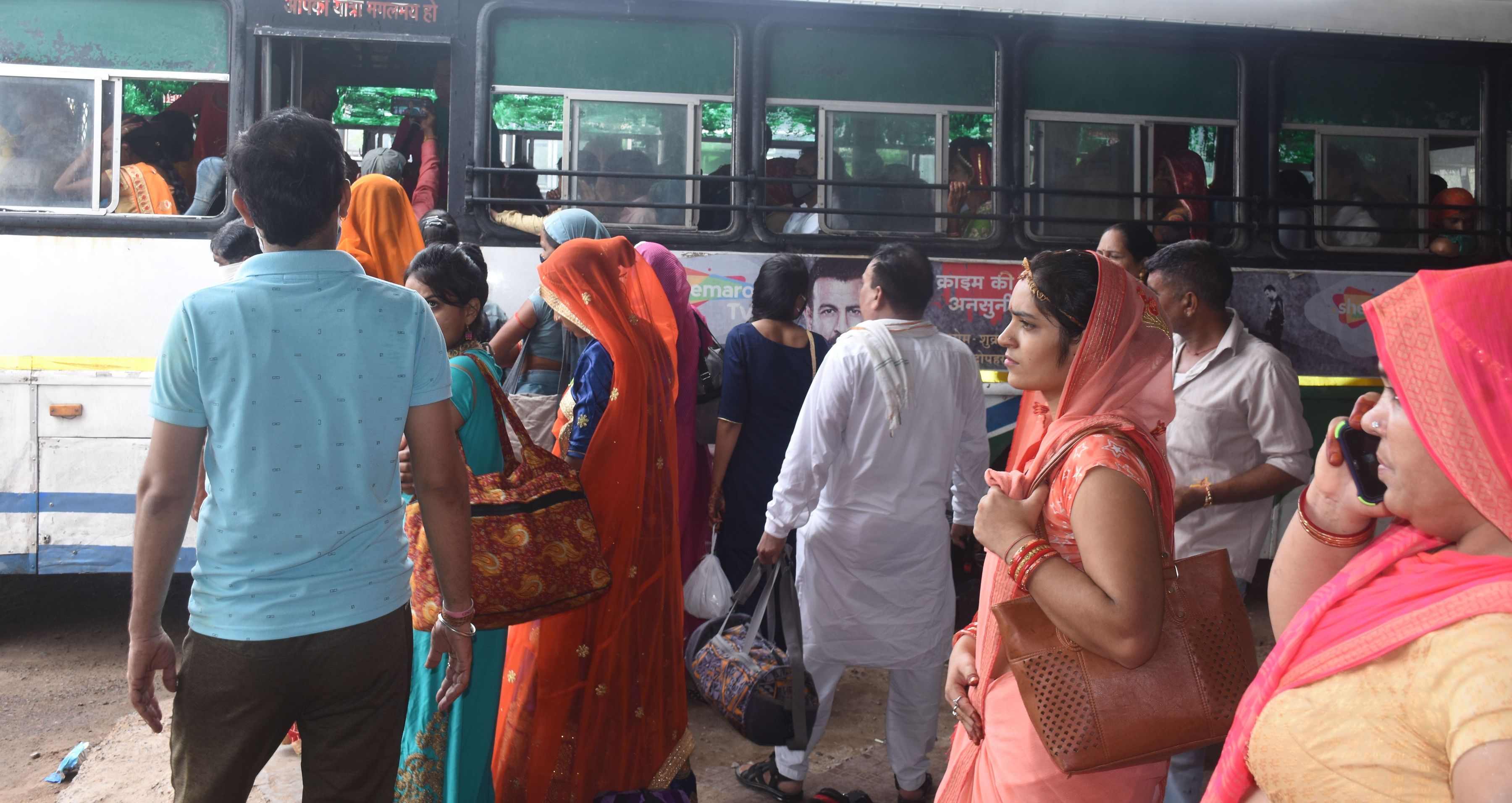 महिलाओं के कब्जे में रही रोडवेज की बसें, मुफ्त यात्रा का उठाया लाभ
