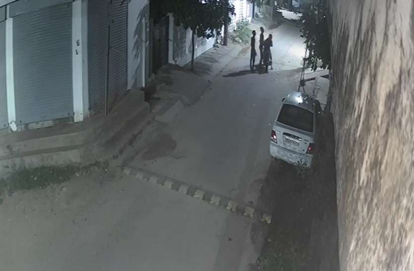 दुकान का शटर तोड़कर चुरा ले गए सामान दुकान का शटर तोड़कर चुरा ले गए सामान