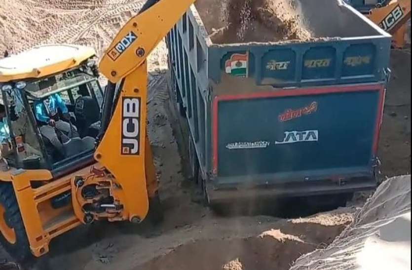 Gravel coming out of JCB after stopping in restricted areas प्रतिबंधित क्षेत्रों में रोक के बाद जेसीबी से निकल रही बजरी