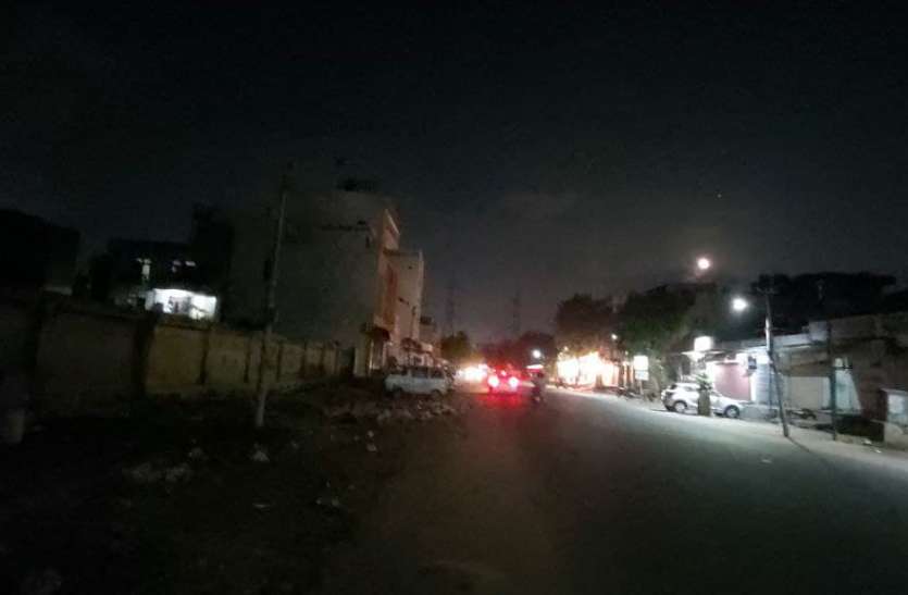 राजधानी अंधेरे में... रोड लाइट तीन माह से बंद, 2200 से अधिक शिकायतों की सुनवाई नहीं