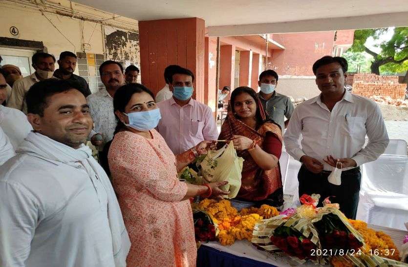 1 लाख 30 हजार घरों में बांटेंगे औषधीय पौधे 1 लाख 30 हजार घरों में बांटेंगे औषधीय पौधे