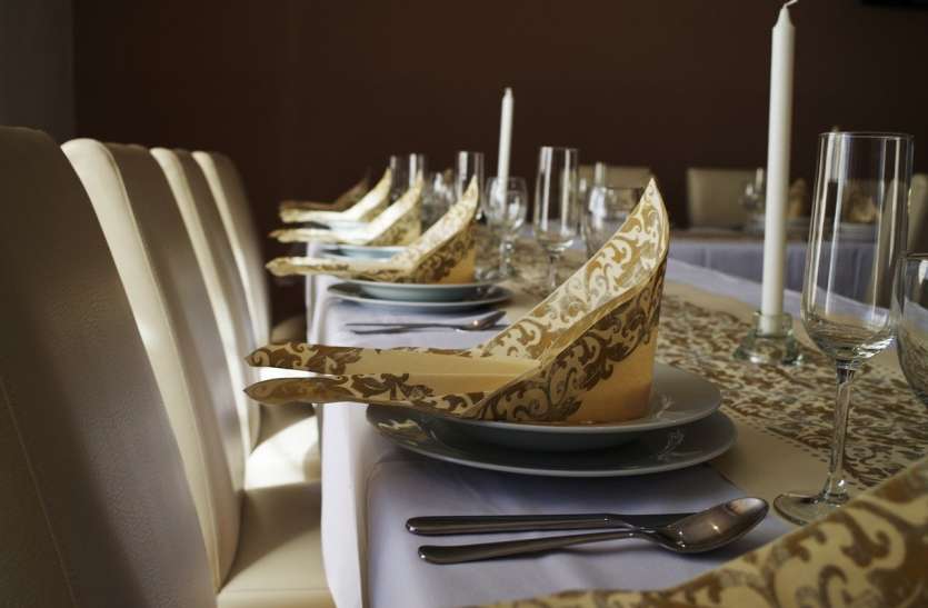 Dining Etiquette Do's And Don'ts In Hindi Dining Etiquette Do's And Don'ts: कहीं आपको भी तो नहीं होना पड़ता है शर्मिंदा