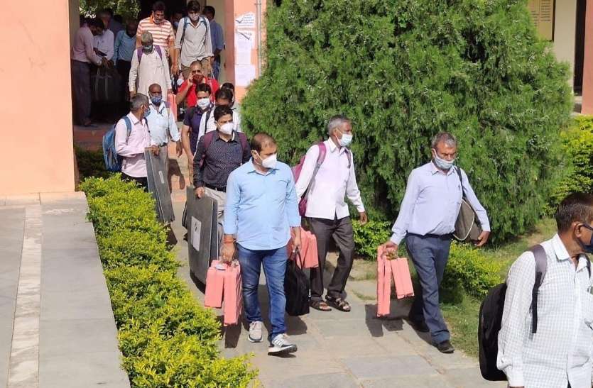जयपुर जयपुर में भवानी निकेतन संस्थान से रवाना हुआ मतदान दल
