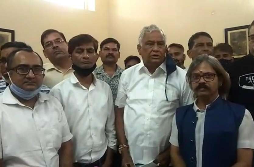 अभिभावकों ने दी राजस्थान विधानसभा घेराव की चेतावनी अभिभावकों ने दी राजस्थान विधानसभा घेराव की चेतावनी