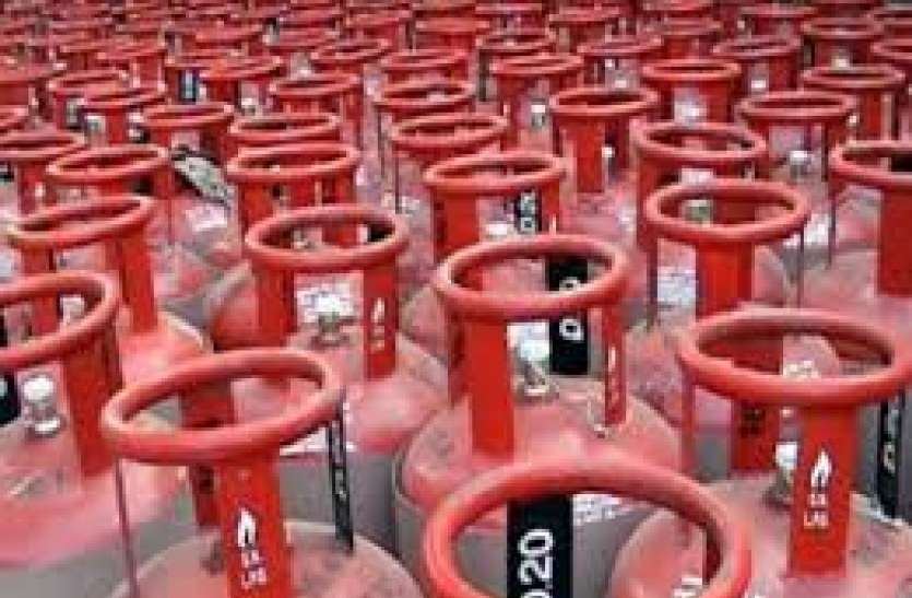 Burhanpur: Inflation, 60 percent gas refills are not being done in Ujjwala scheme खाद्य विभाग की टीम का छापा, सील लगे सिलेंडरों से रसोई गैस चोरी करते हुए पकड़ाया स्टाफ