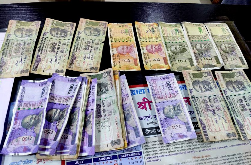 Axis बैंक में खपा दिए 6100 रुपए के जाली नोट, जालसाज के चाल में फंसे बैंकर, प्रबंधन ने की पुलिस में शिकायत