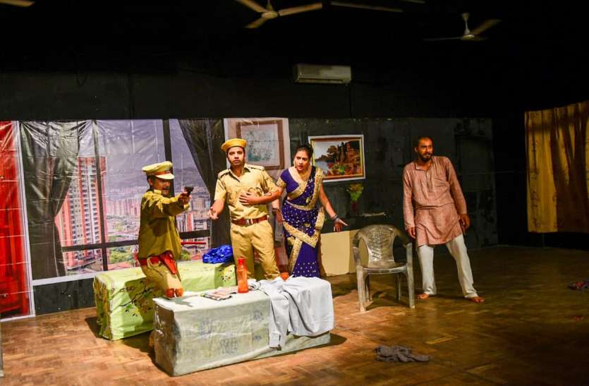 रवींद्र मंच पर 'दरोगा जी चोरी हो गई' का मंचन रवींद्र मंच पर 'दरोगा जी चोरी हो गई' का मंचन