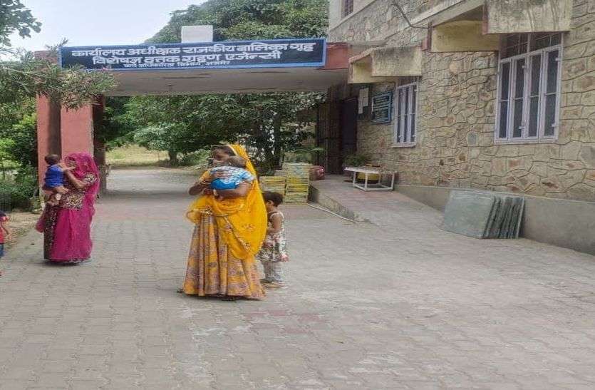यशोदा बन पाल रही कन्हैया को, लुटा रही ममता यशोदा बन पाल रही कन्हैया को, लुटा रही ममता
