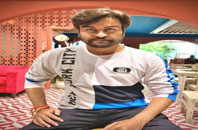 शूटिंग पर सांप ने काटा, डॉक्टर्स ने हौसला दिया और तीन दिन बाद सेट पर लौट आया : योगेन्द्र सिंह परमार शूटिंग पर सांप ने काटा, डॉक्टर्स ने हौसला दिया और तीन दिन बाद सेट पर लौट आया : योगेन्द्र सिंह परमार