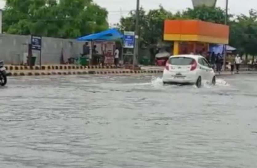 mm.jpg बारिश ने लोगों को उमस भरी गर्मी से दी राहत, भारी बारिश से सड़कें हुईं जलमग्न