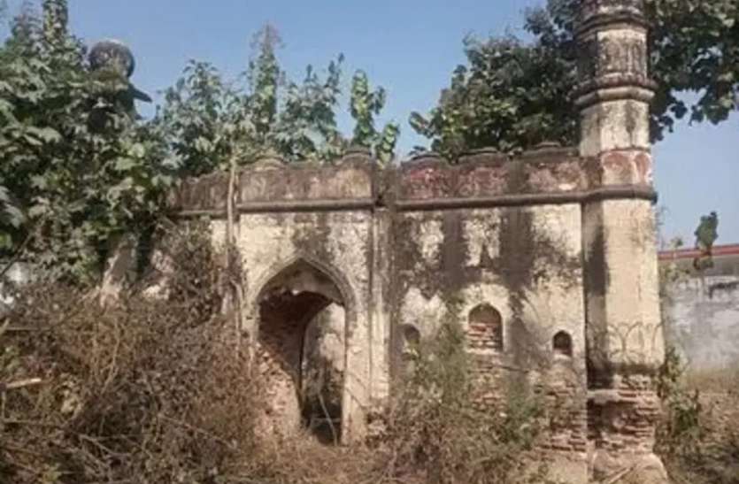 Anokha maqabara, Art And Culture In India: चुगलखोर शख़्स का अनोखा मकबरा, मन्नत पूरी होने पर बरसाए जाते हैं जूते चप्पल