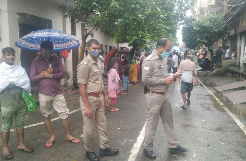 photo6159217698328915442.jpg Ghaziabad: बारिश से बचने को टीन शेड का लिया सहारा, करंट लगने से दो बच्चों सहित 5 की मौत
