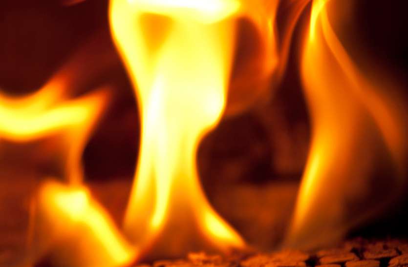 wife burnt alive in Bhopal प्रेमिका के घर में घुसकर कमलानगर थाने में पदस्थ सिपाही ने राइफल दिखाकर किया हंगामा