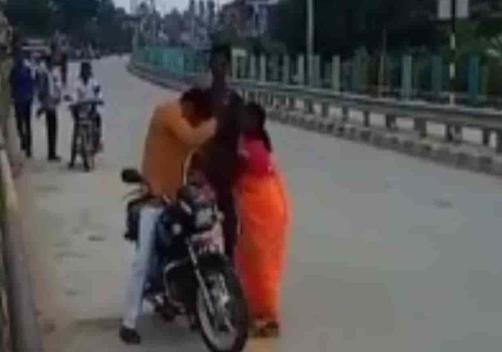 Woman Beat BJP Leader on Road for Not Returning Money