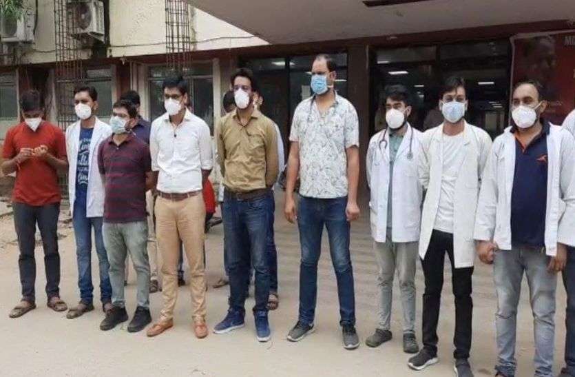 रेजीडेंट डॉक्टर्स की हड़ताल जारी रेजीडेंट डॉक्टर्स की हड़ताल जारी