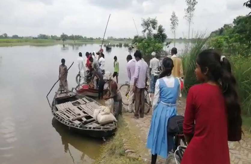 नाव पर जाने के लिए अपनी बारी की प्रतीक्षा करती छात्राएं पहले कोरोना अब बाढ़ के चलते मासूमों के भविष्य से हो रहा खिलवाड़