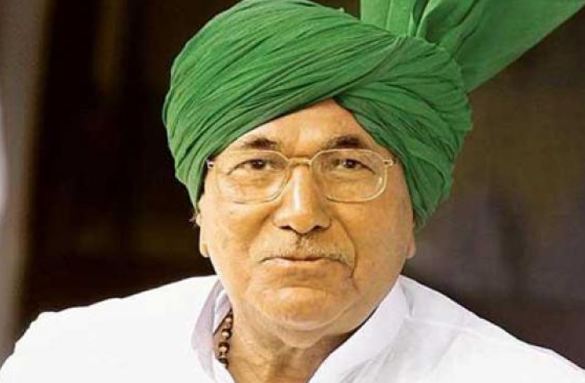 प्रथम श्रेणी से दसवीं परीक्षा पास करने वाले सबसे बुजुर्ग परीक्षार्थी बने चौटाला प्रथम श्रेणी से दसवीं परीक्षा पास करने वाले सबसे बुजुर्ग परीक्षार्थी बने चौटाला