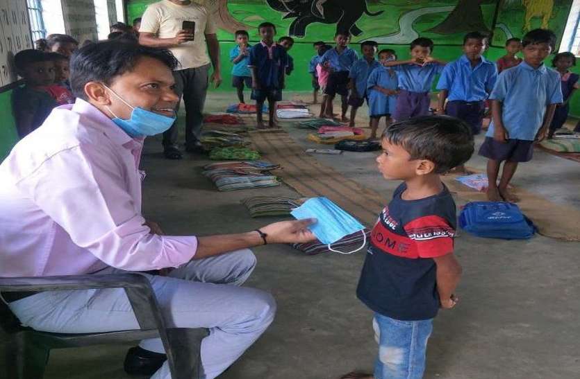 Collector gave prize to class one student पहली कक्षा के छात्र से कलक्टर ने पूछा सवाल, जवाब सुनकर हुए खुश, दिया इनाम