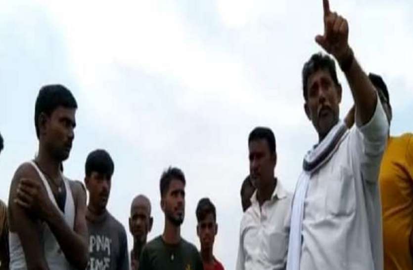 पूर्व विधायक के बिगड़े बोल कहा, नगर आयुक्त कौन है, हम पकड़ कर गटई दाब देंगे पूर्व विधायक के बिगड़े बोल कहा, नगर आयुक्त कौन है, हम पकड़ कर गटई दाब देंगे