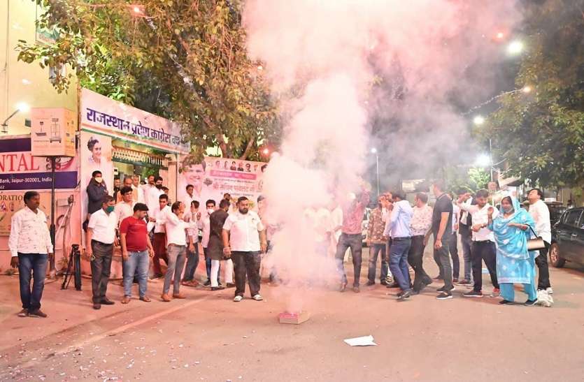 पंचायत जिला परिषद चुनाव में जीत पर कांग्रेस में जश्न, पीसीसी के बाहर जमकर आतिशबाजी