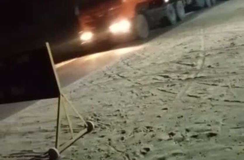 Gravel laden vehicles passing in the night amid claims of Khanapurti खानापूर्ति के दावों के बीच रात में गुजरते बजरी लदे वाहन