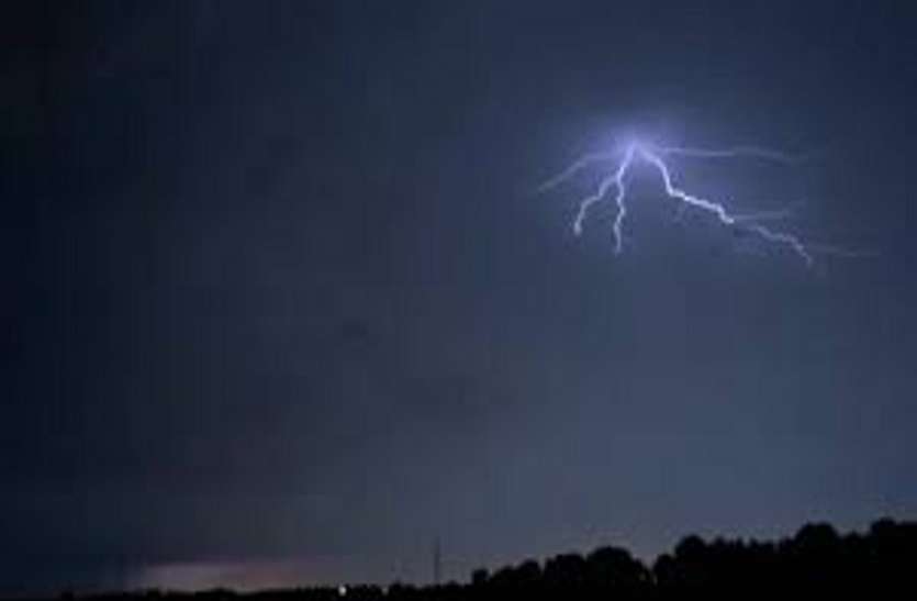 sky_lightning.jpg आसमान से इस रूप में गिरी आफत, पेड़ के नीचे खड़े 31 बेजुबानों की मौत, बाल-बाल बचे पिता-पुत्र